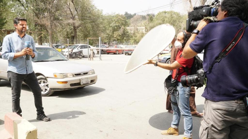 El periodista Luis Pérez López informando desde Afganistán.