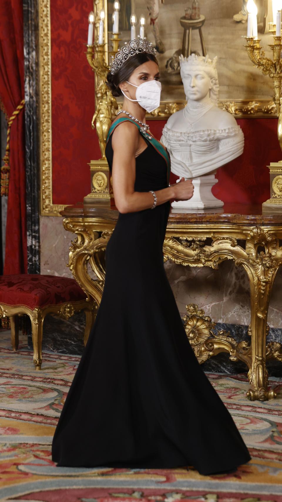 Las cuerdas de la mascarilla de la reina Letizia cuelgan más de lo habitual.