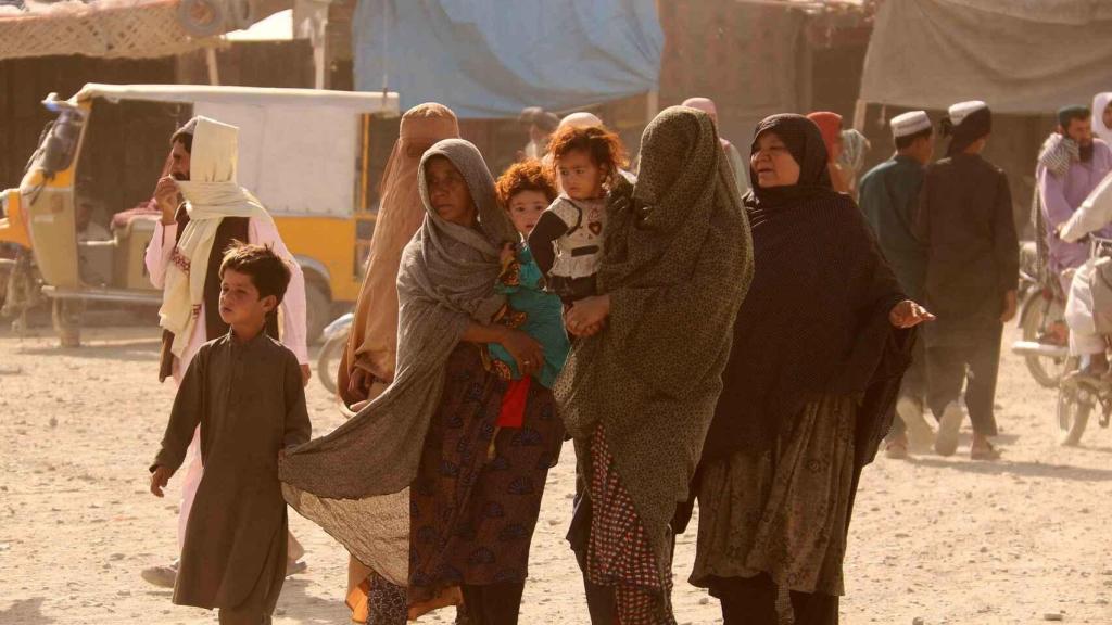 Afganos bloqueados en la frontera con Pakistán esperando su reapertura después de que fuera cerrada por los talibanes.