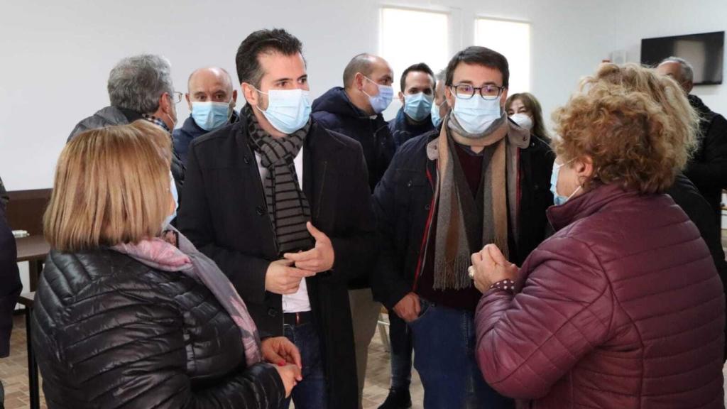 Luis Tudanca habla con los vecinos de Aldeanueva de la Sierra (Salamanca)