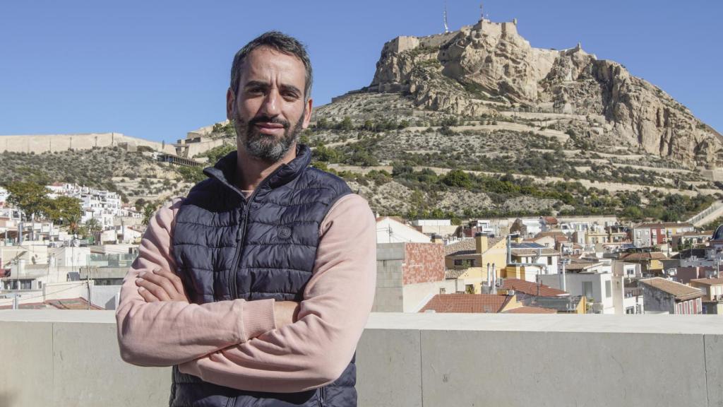 Daniel Elman, presidente de Abatur, con el castillo de Santa Bárbara al fondo.