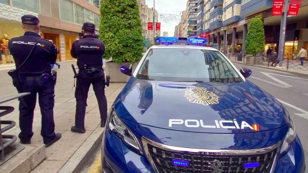 La Policía Nacional ha detenidos a dos jóvenes como presuntos autores del robo y estafa a un anciano.