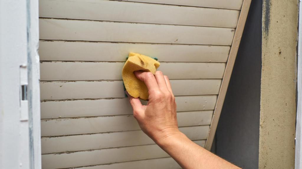 El simple gesto para limpiar tus persianas sin dificultad