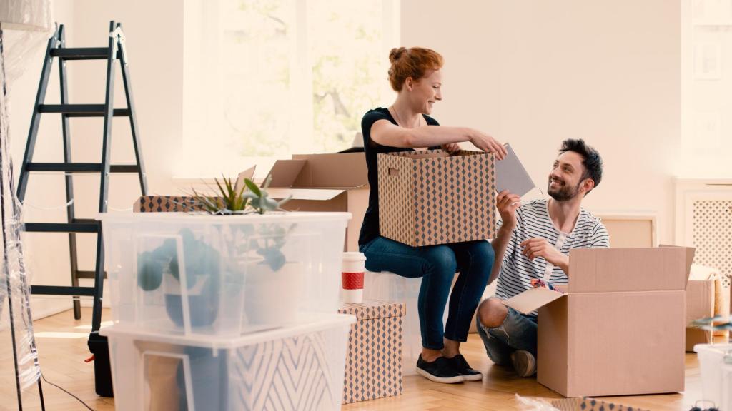 Una pareja se muda a su nueva casa.