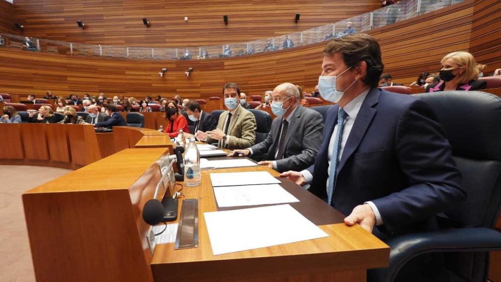 Mañueco e Igea en un pleno en las Cortes