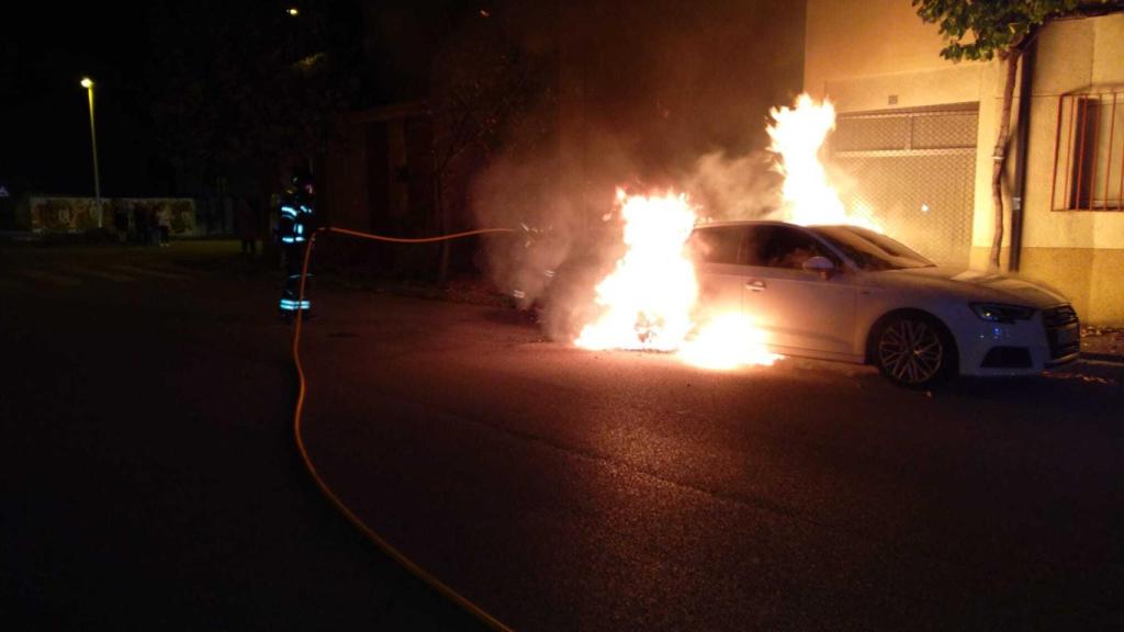 Los bomberos sofocan el incendio del vehículo en Ponferrada