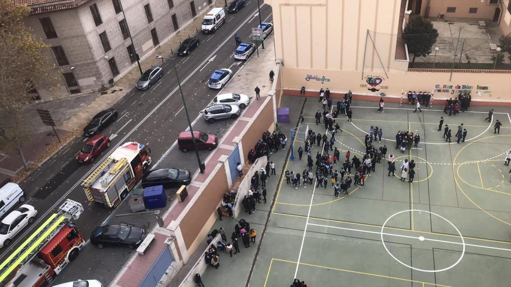 Imagen de los alumnos del colegio Amor de Dios en el patio. Fotografía: Bomberos de Valladolid
