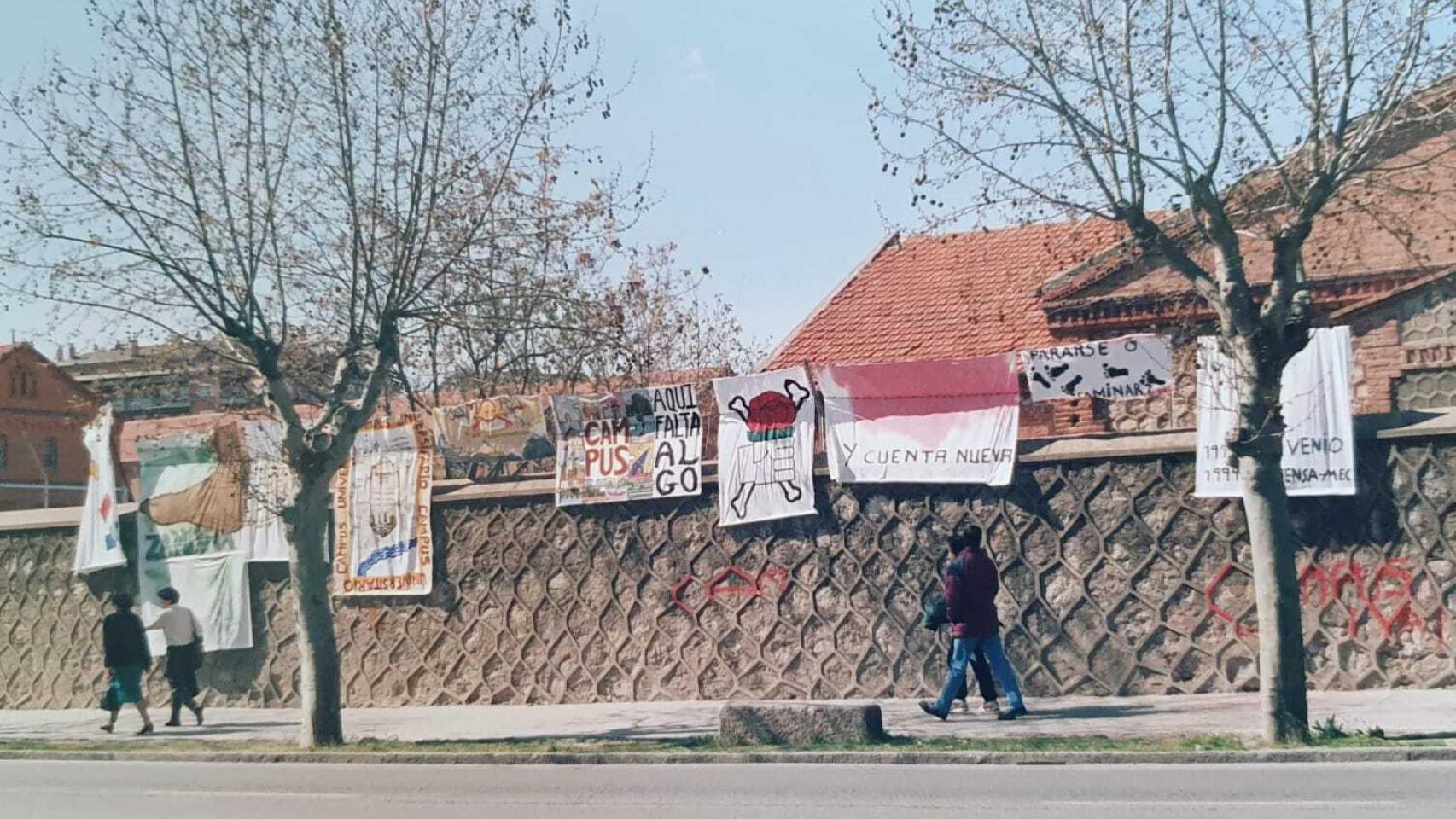 Los ciudadanos seguían acudiendo al cuartel para colgar pancartas reclamando la universidad