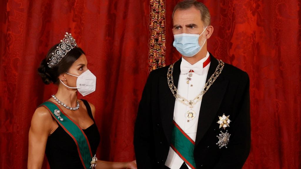 La reina Letizia y el rey Felipe VI en el Palacio Real este martes por la noche.