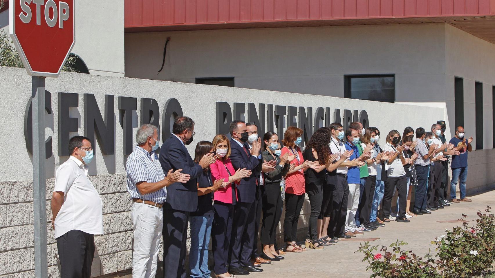 Ángel Luis Ortiz, (tercero por la izquierda), secretario general de Prisiones, en la concentración de rechazo ante la cárcel de Villena contra la falsa agresión el pasado 8 de octubre.