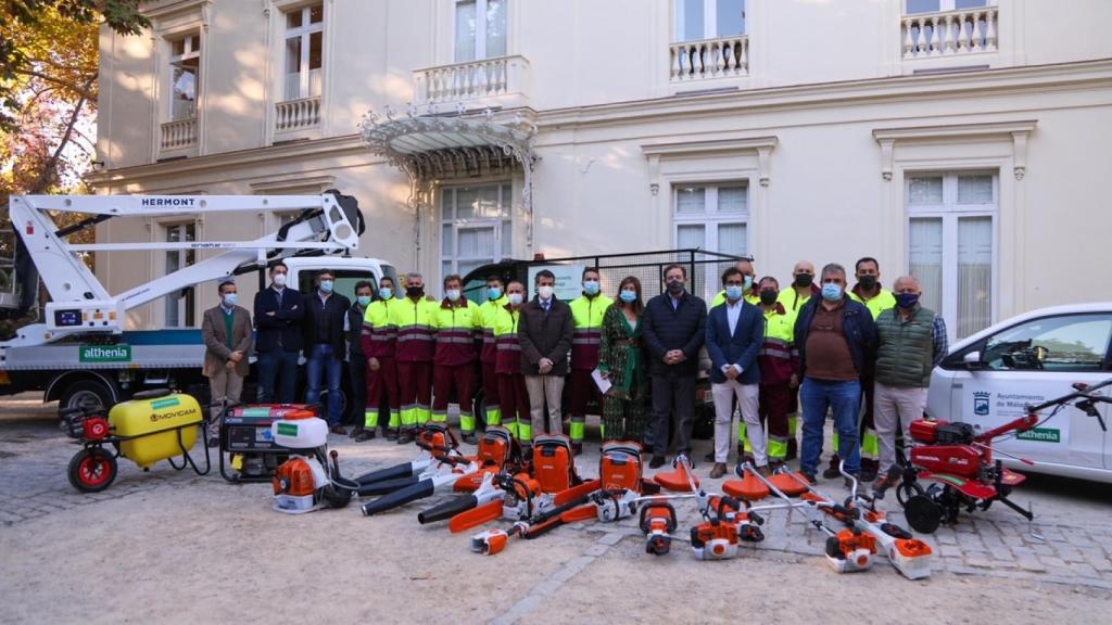 Personal y maquinaria de la adjudicataria del mantenimiento del Jardín de La Concepción, en Málaga.