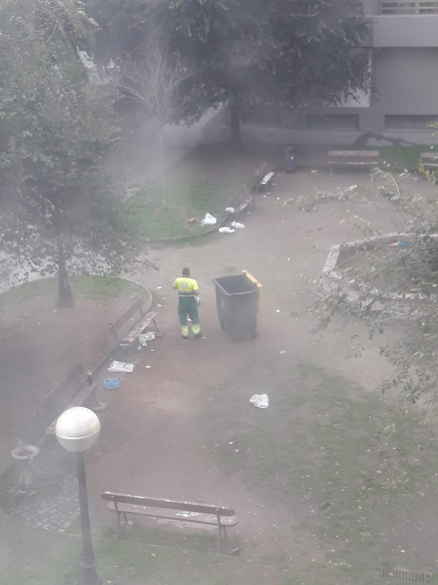 Un operario de la limpieza recogiendo basura en la zona