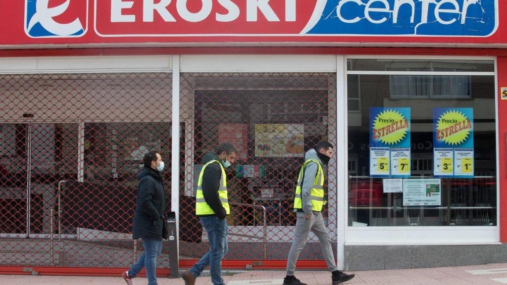 Un supermercado cerrado en A Mariña (Lugo) durante la jornada de huelga general para reclamar un futuro industrial para la comarca.