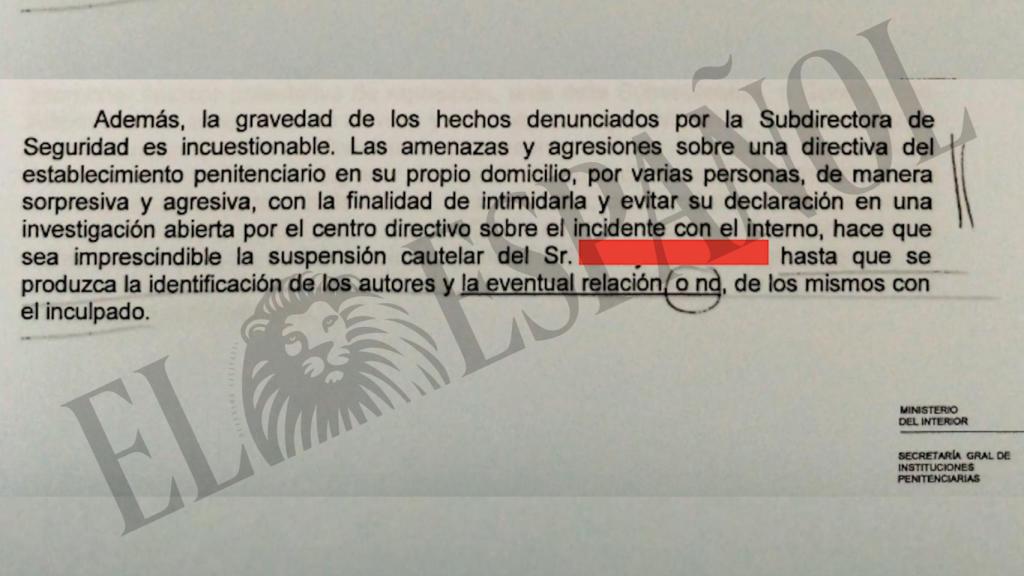 Oficio con el que Interior, sin pruebas, suspendió de sus funciones a los trabajadores acusados de la falsa agresión.