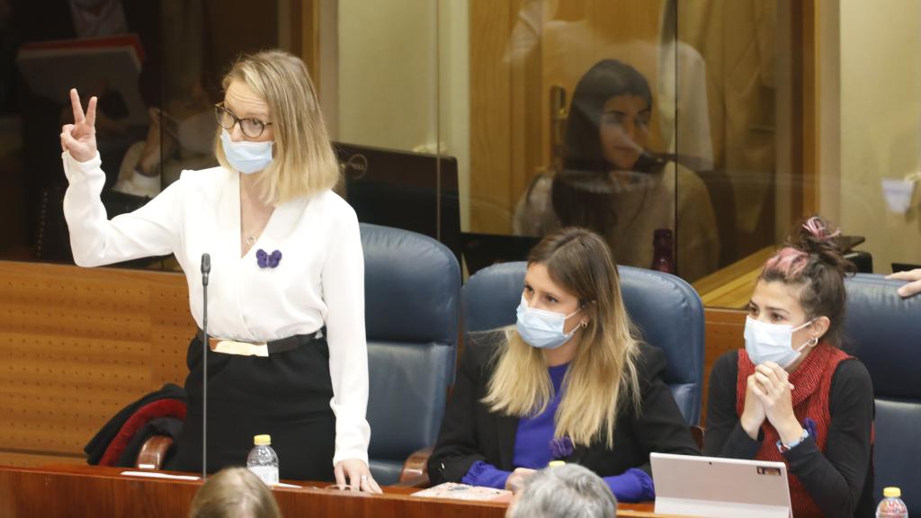 Las co-portavoces de Podemos, Carolina Alonso (i) y Alejandra Jacinto (centro), en la sesión de control al Gobierno de la Comunidad de Madrid.
