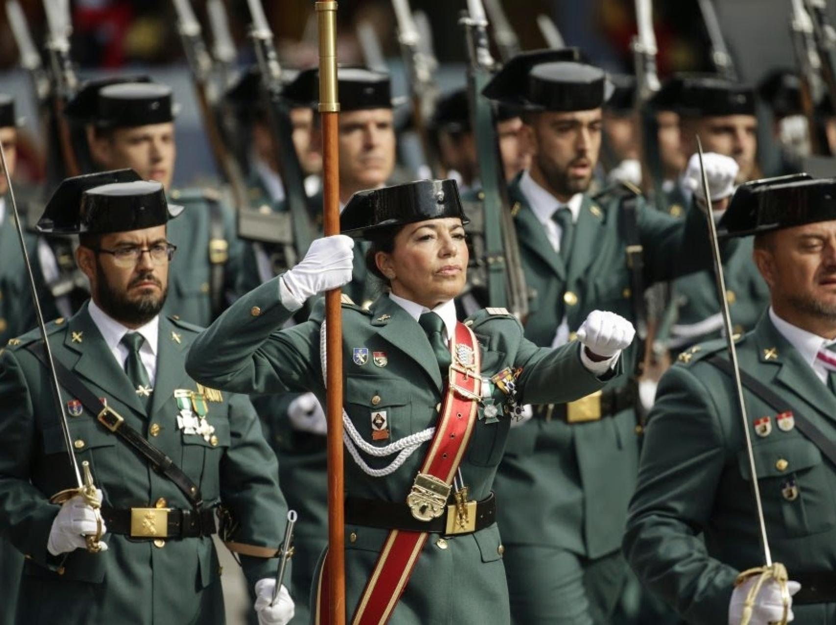 La sargento Martina Fernández, abanderada de su regimiento, en el desfile del 12 octubre de 2019.