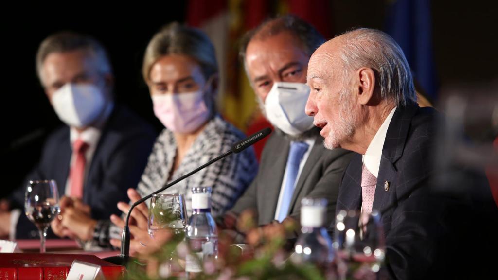 Jesús Yanes durante la presentación de su exposición en la UCLM. Foto: Ó. HUERTAS