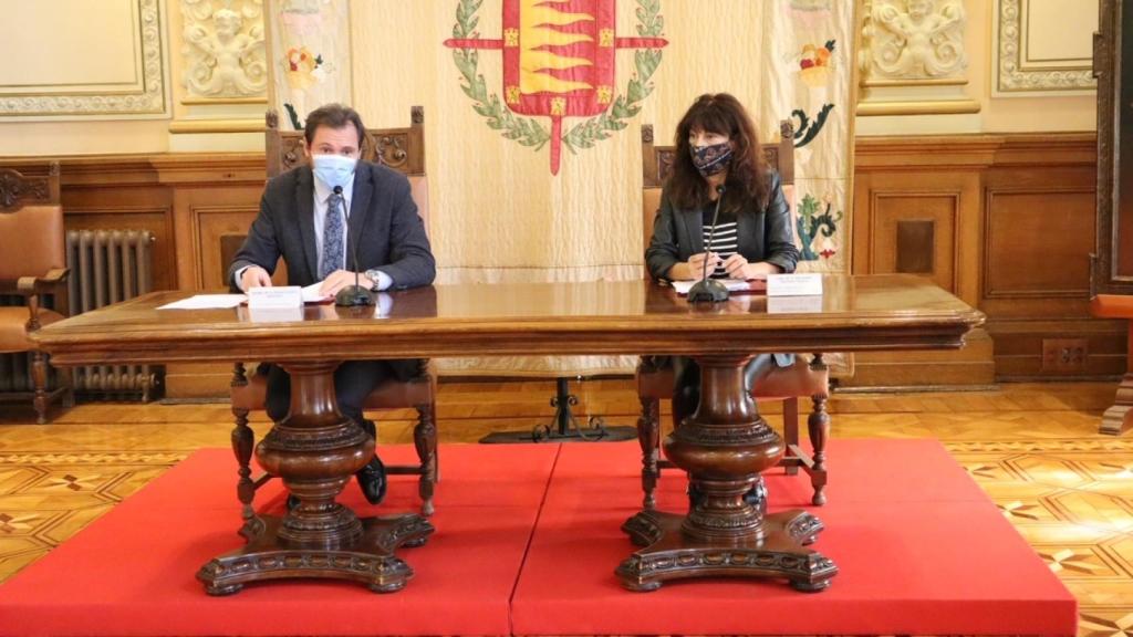 Óscar Puente y Ana Redondo durante la  presentación de la campaña de Navidad