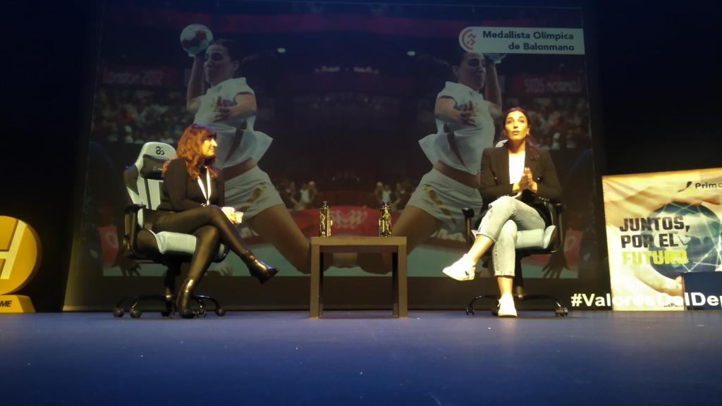 Teresa Cetulio, directora de Relaciones Externas en Madison, entrevistando a Eli Pinedo, medallista olímpica de balonmano que ahora trabaja en Sanitas.