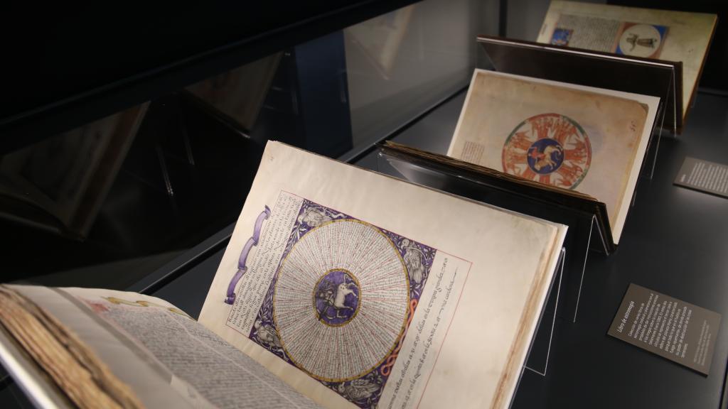 Algunos de los volúmenes de astronomía que expone ahora la BNE.