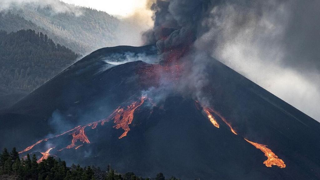 Nube de ceniza y lava que salen del volcán de Cumbre Vieja.