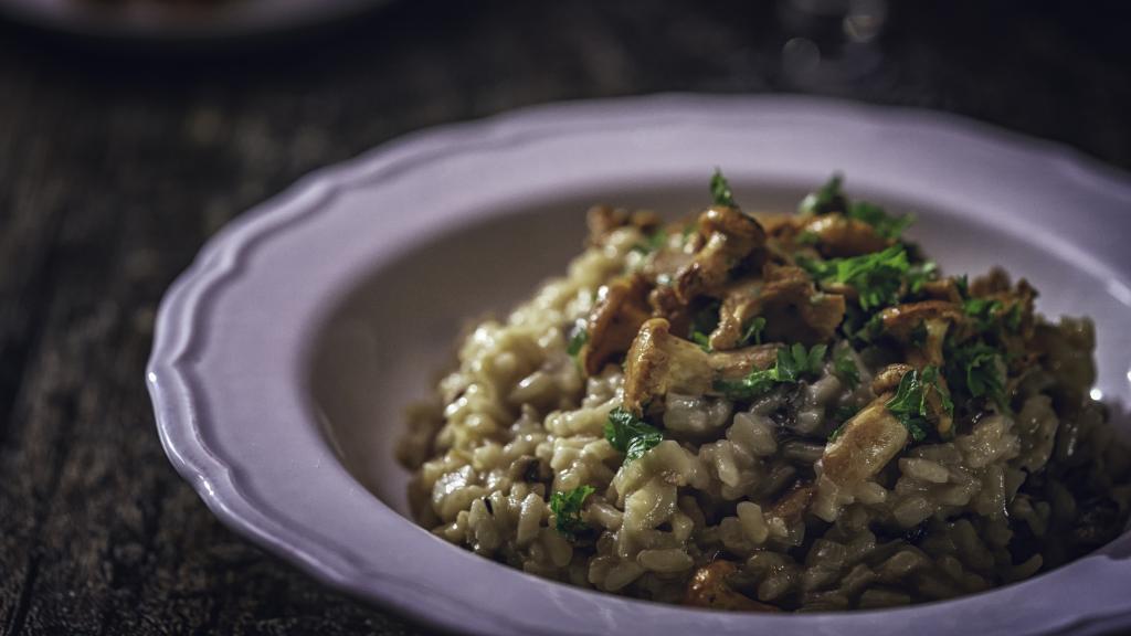 Las setas son un alimento de temporada de otoño que suele incluir el risotto.