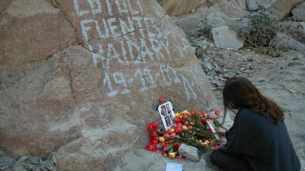 Mónica G. Prieto en el lugar donde asesinaron a Julio Fuentes.