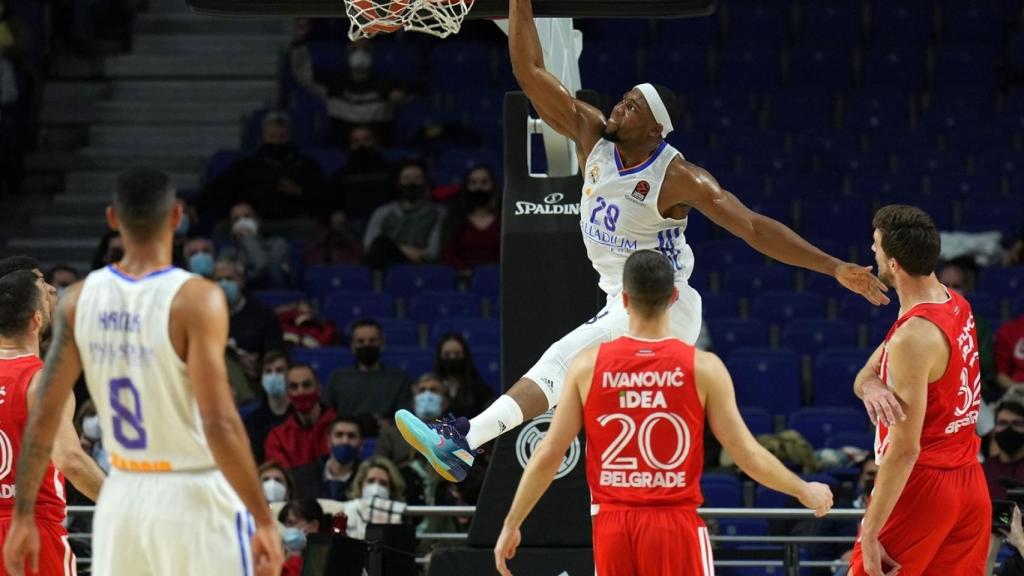 Yabusele realizando un mate en el Real Madrid - Estrella Roja