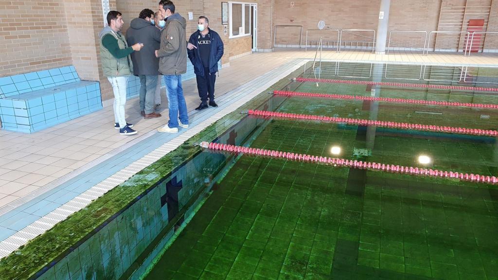 Visita de las autoridades locales al Polideportivo de Navatejera