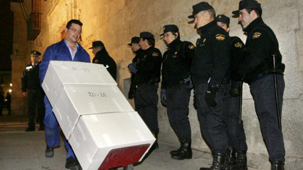 19 de enero de 2006: primera salida de documentos del Archivo de la Guerra Civil de Salamanca con destino a Cataluña bajo un fuerte dispositivo policlal