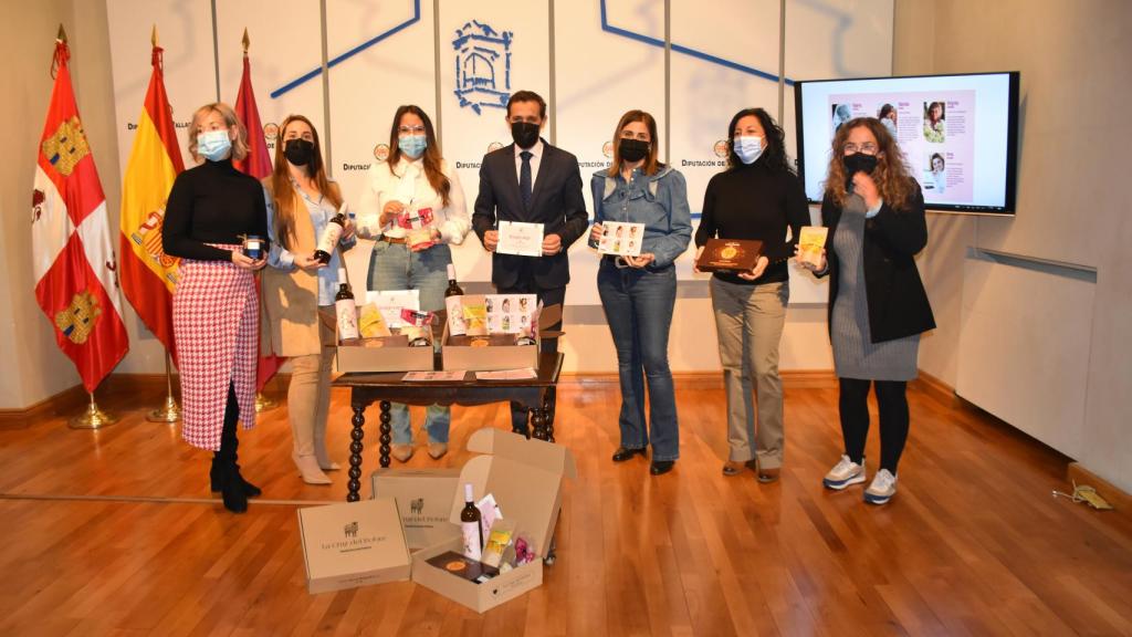 El presidente de la Diputación con las emprendedoras del proyecto 'De Mujer a Mujer'