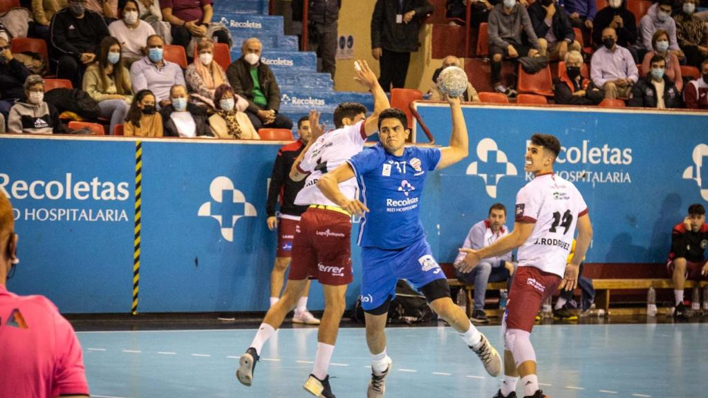 El Atlético Valladolid durante una jugada del partido contra el BM Ciudad de Logroño