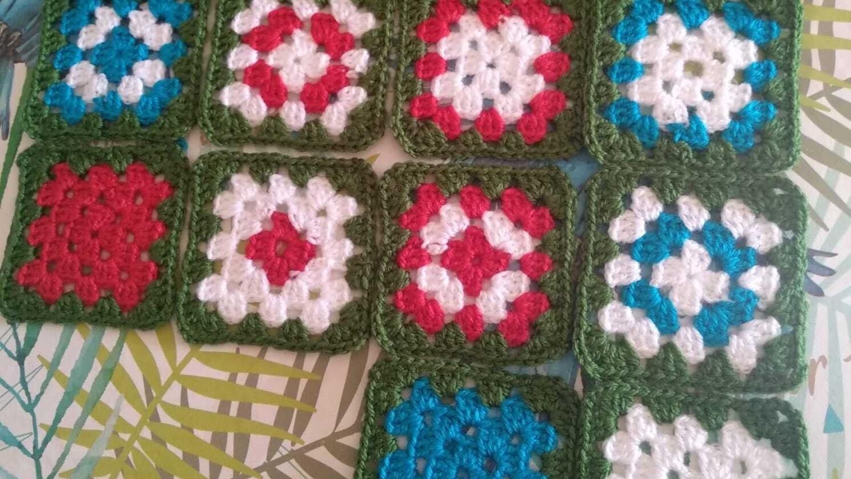 Así se está desarrollando el proceso de elaboración del árbol de Navidad de ganchillo para Porto de Sanabria