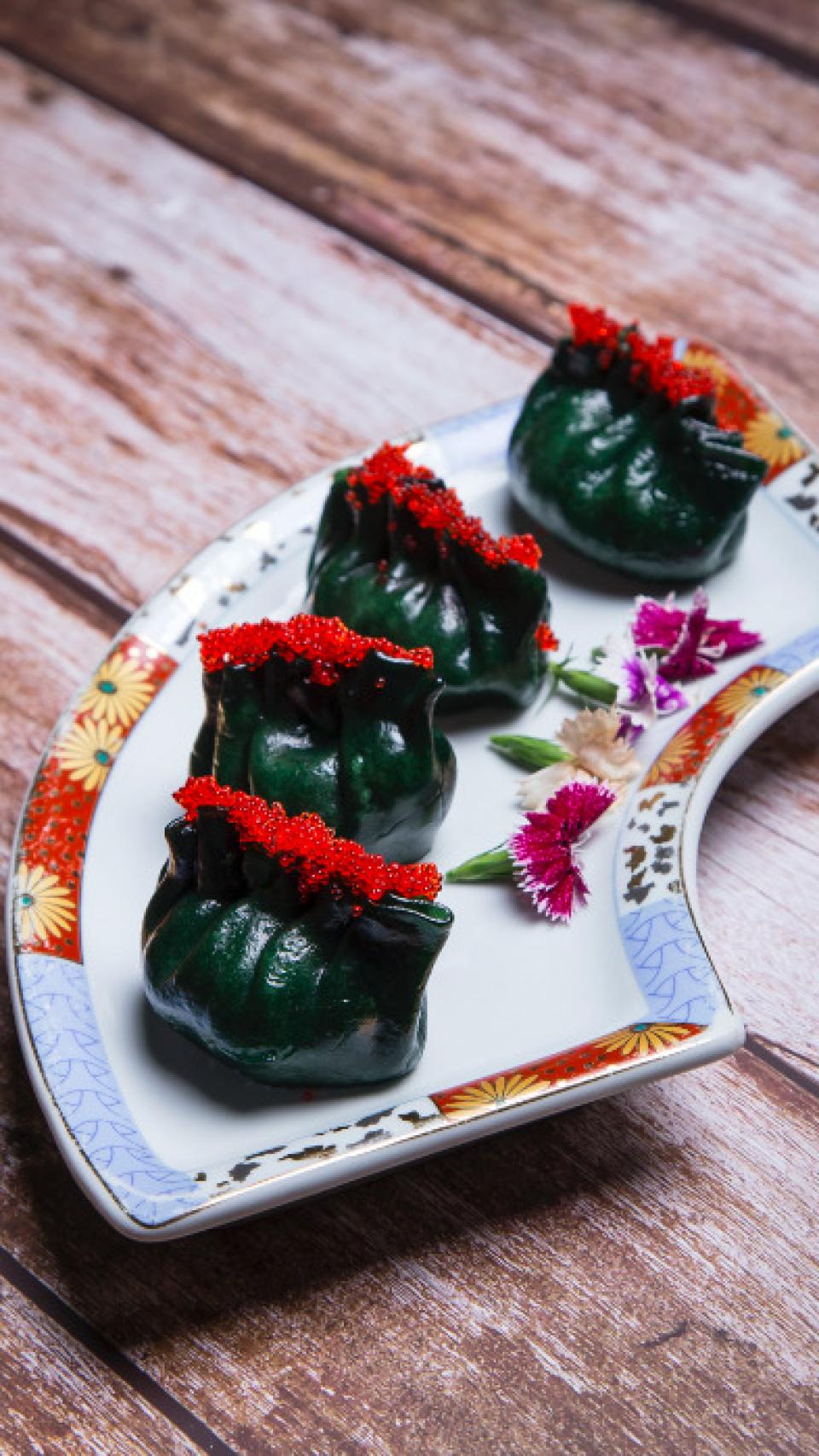 Dim sum de pasta de arroz y tinta de espinacas