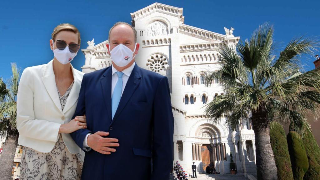Los príncipes Alberto y Charlène de Mónaco con la Catedral del Principado al fondo, uno de los escenarios del Día Nacional.