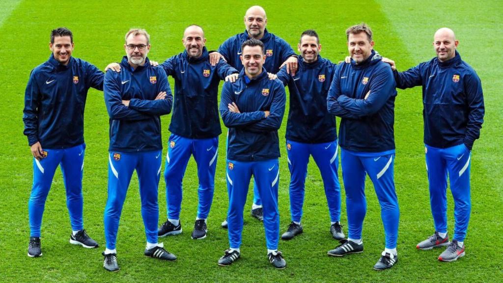 De izquierda a derecha, Toni Lobo, Òscar Hernández, David Prats, José Ramón de la Fuente, Iván Torres, Sergio Alegre y Sergio García, junto a Xavi Hernández.