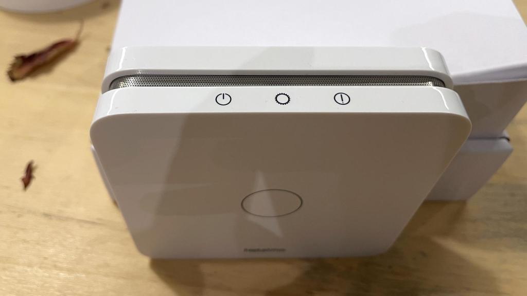 Parte superior del detector inteligente de monóxido de carbono de Netatmo.