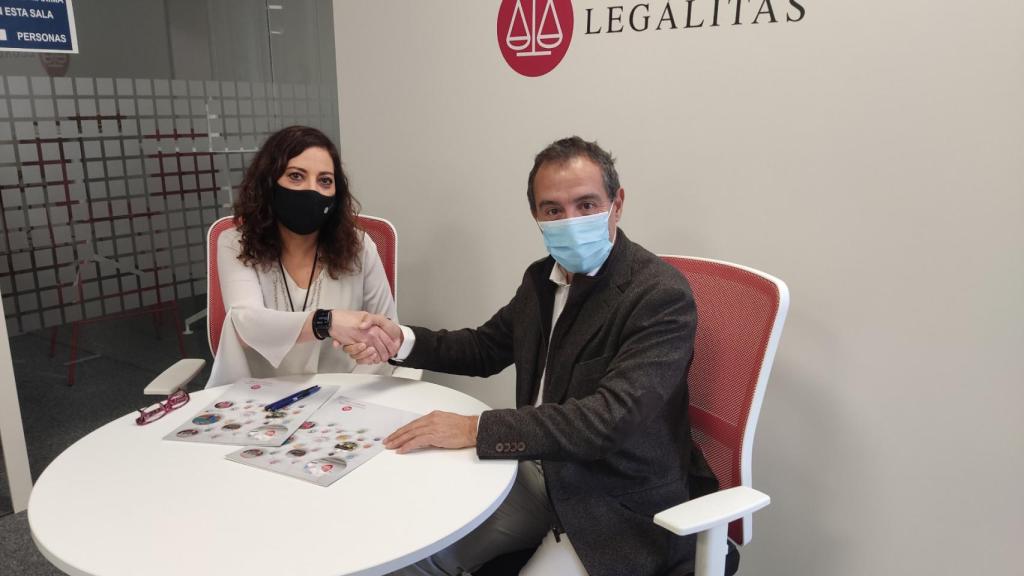 Elena Villamarín, directora de Legálitas Vigo, y César Ballesteros, presidente de Feprohos.