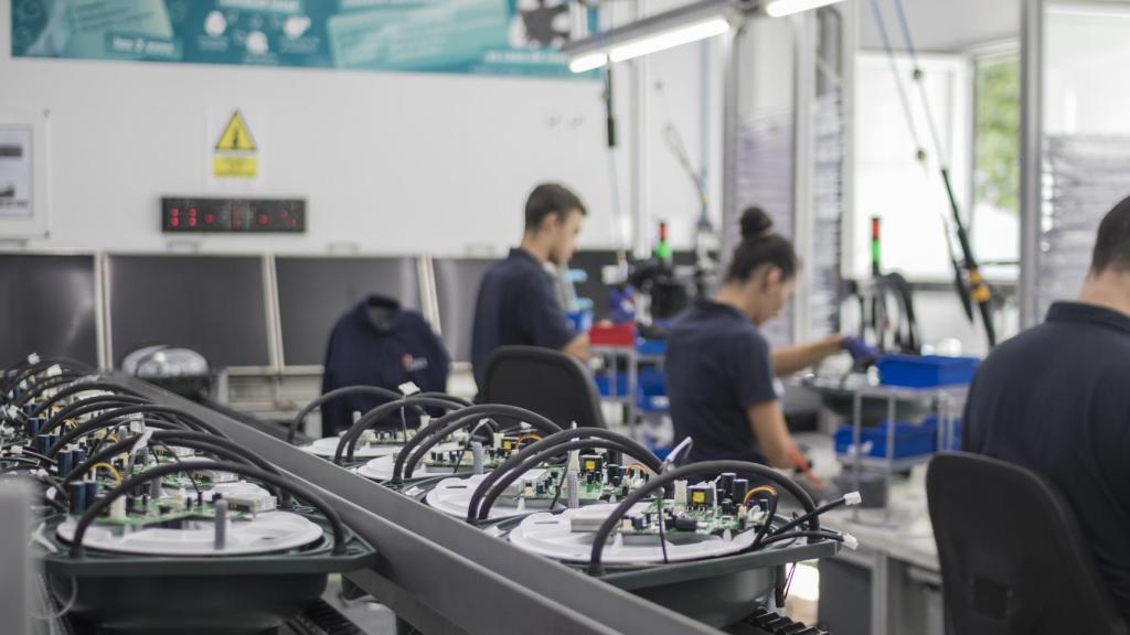 Fabricación de las nuevas boyas en las instalaciones de Marine Instruments.