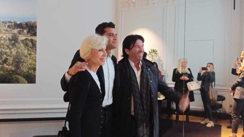 Carlos Rodríguez con su madre y el holandés interesado en el proyecto.