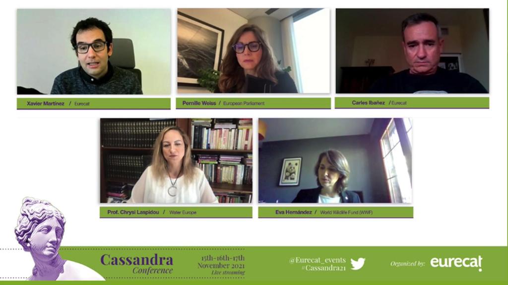 Xavier Martínez (moderador); Pernille Weiss, miembro del Parlamento Europeo; Carles Ibañez,director científico del Centro en Resiliencia Climática y jefe de la Línea de Cambio Climático de Eurecat;  Chrysi Laspidou, profesora en el Departamento de Ingeniería Civil de la Universidad de Tesalia (Grecia); y Eva Hernández, líder de la iniciativa Living European Rivers de WWF.