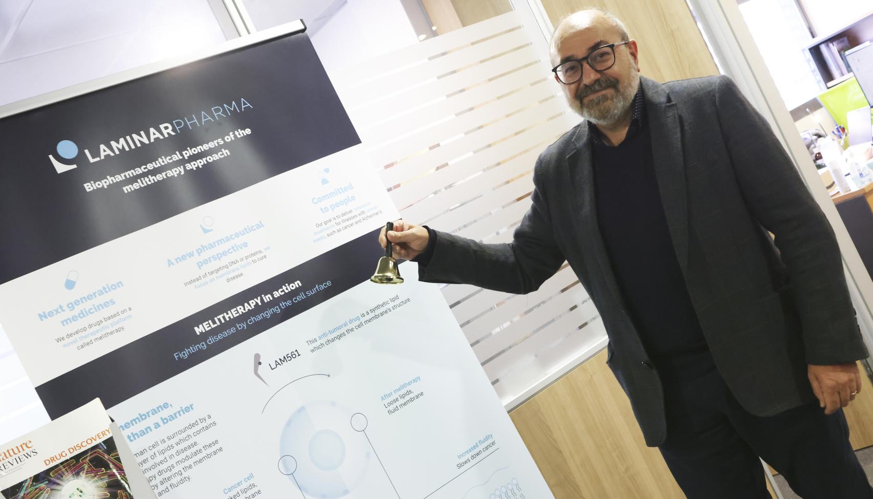 Pablo Escribá tocando la campana, como hacen en Laminar cuando hay una buena noticia.