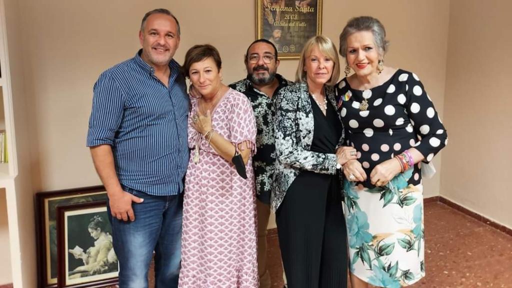 Manolita Chen junto a amigos.