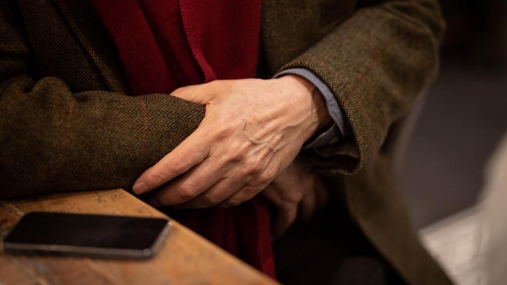 Las manos del escritor Félix de Azúa.