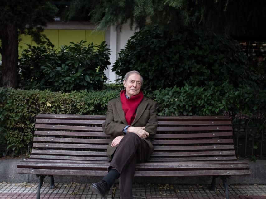 El escritor y académico Félix de Azúa en un banco de Chamberí.