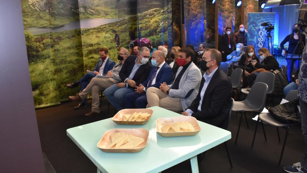 Autoridades asistentes al acto de presentación