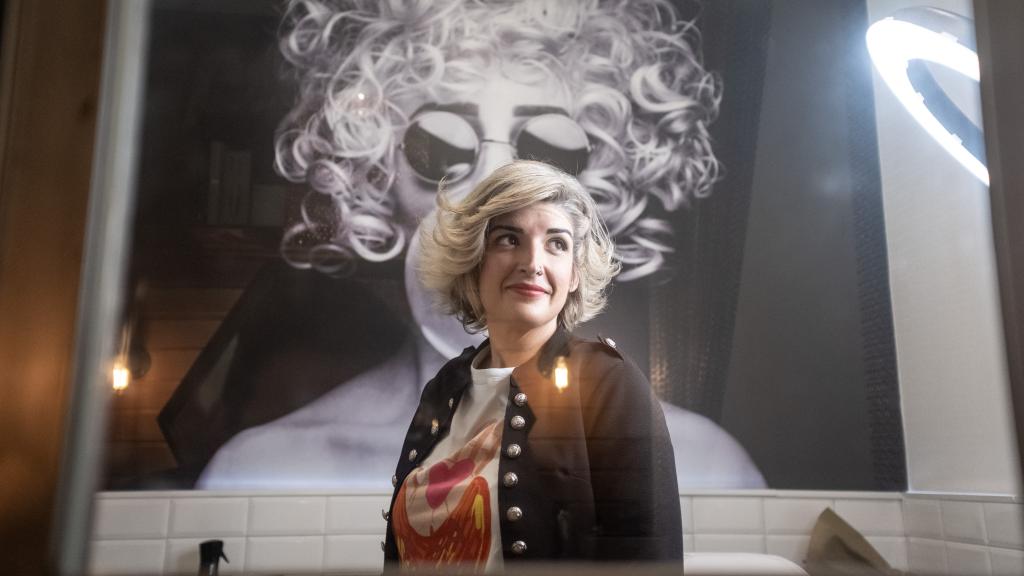 Paola Casado, propietaria de La Perfecta, posa dentro de su peluquería.