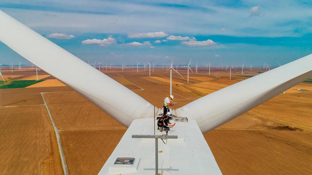 Operario sobre un molino en un parque de aerogeneradores.