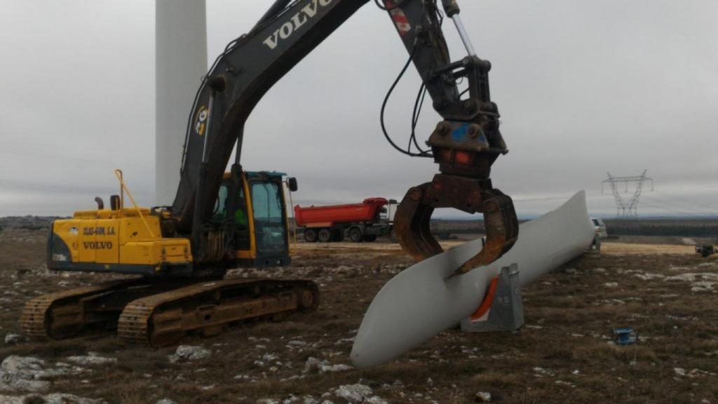 Una pala de un aerogenerador destinada a reciclaje.