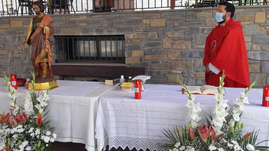 Juan José Herrera, durante una misa